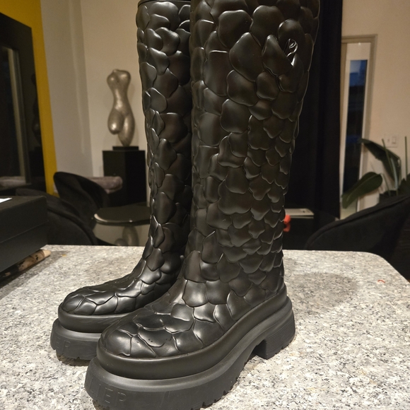 Valentino Garavani Black Quilted-Texture Tall Rain Boots - Picture 3 of 5